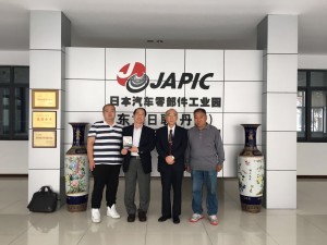 東龍日聯（丹陽）企業管理有限公司　東和男総経理（右から2番目）