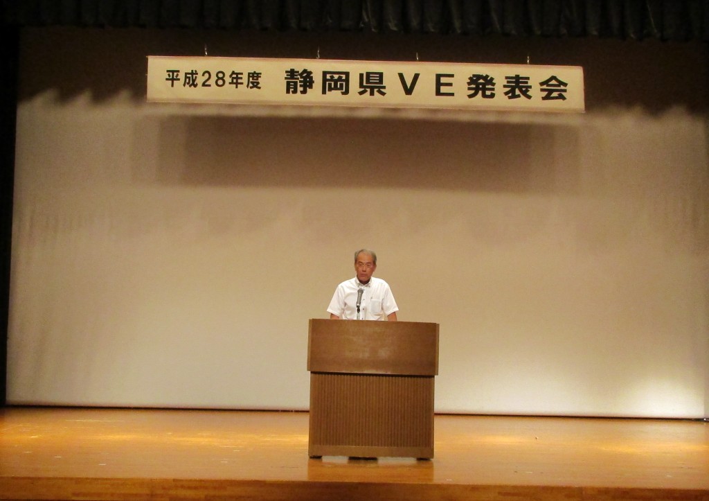 挨拶に立つ建設技術監理センターの堀野所長